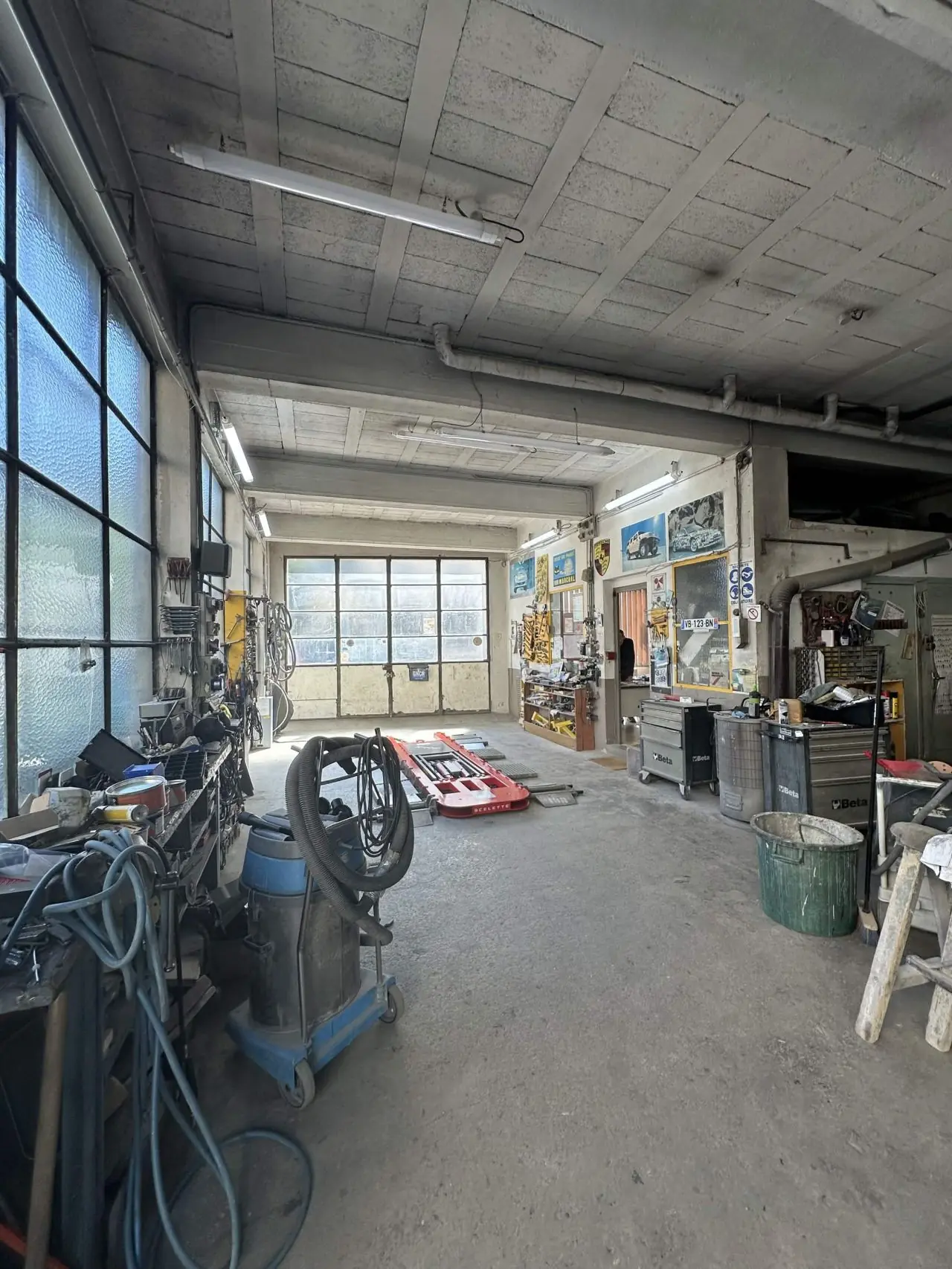 Éclairage LED de l’atelier de Carrosserie Dumoulin après rénovation par BeeElec