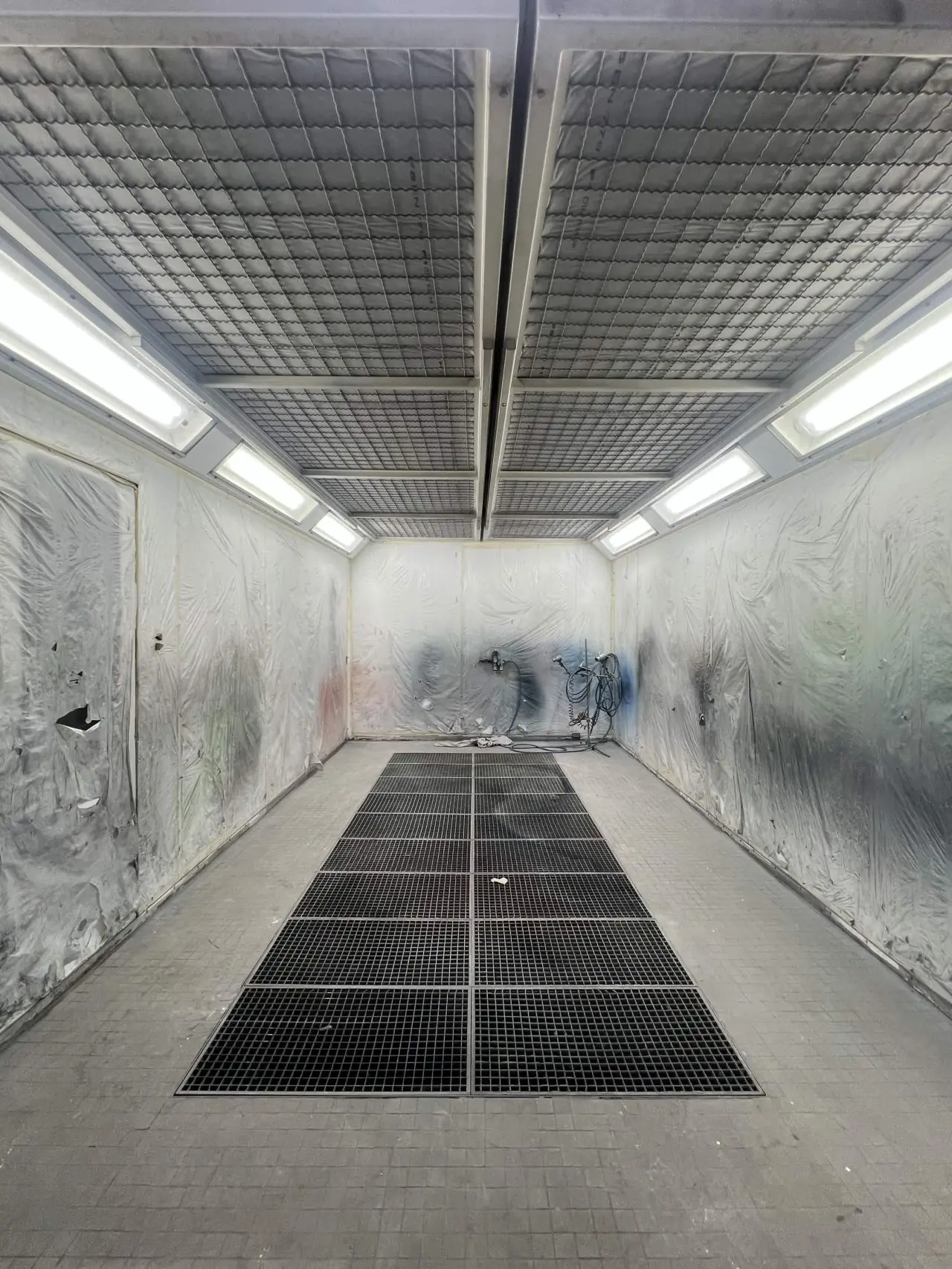 Cabine de peinture de Carrosserie Dumoulin après rénovation de l’éclairage LED par BeeElec