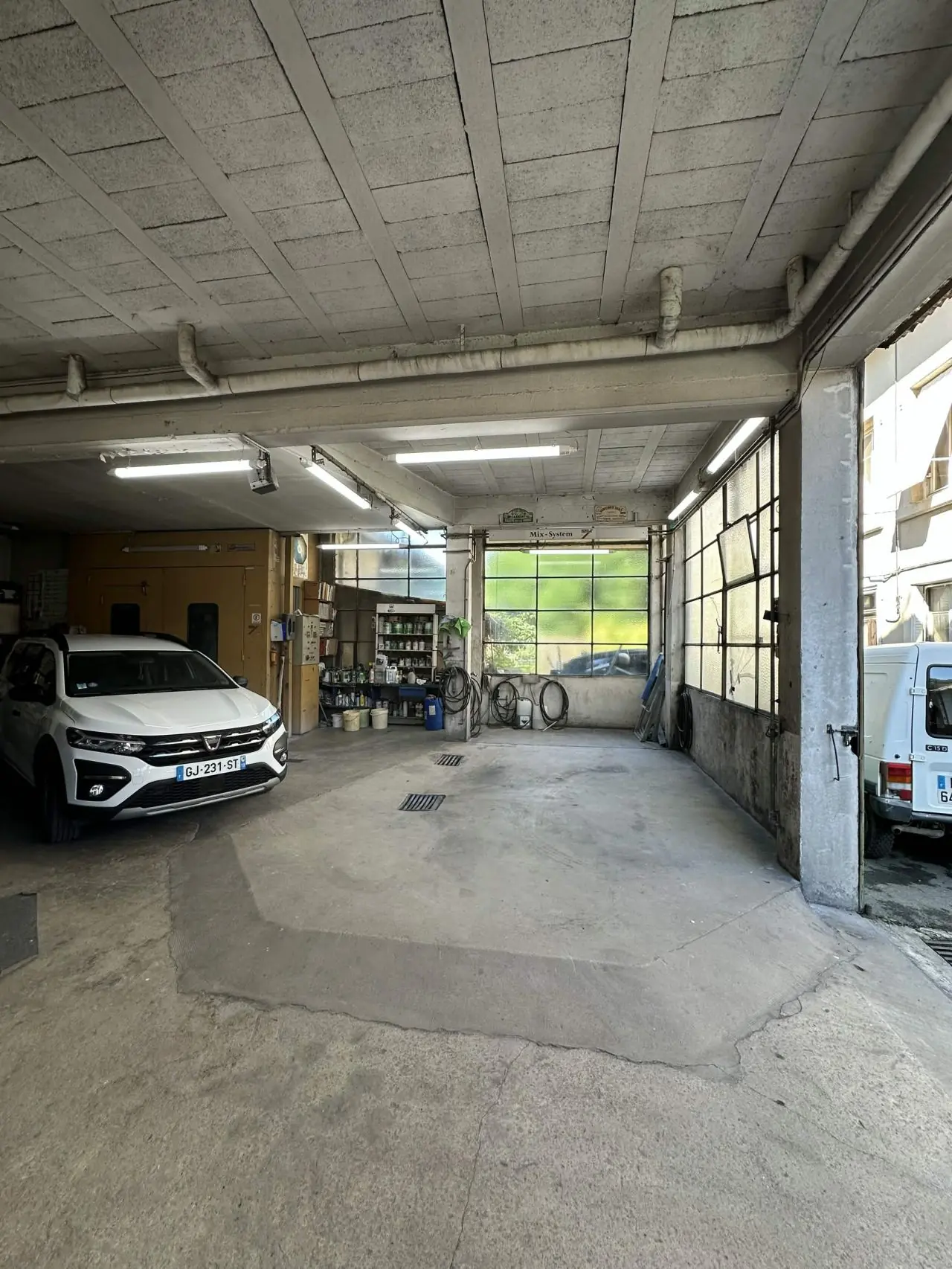 Zone de travail de Carrosserie Dumoulin avec luminaires LED installés au plafond