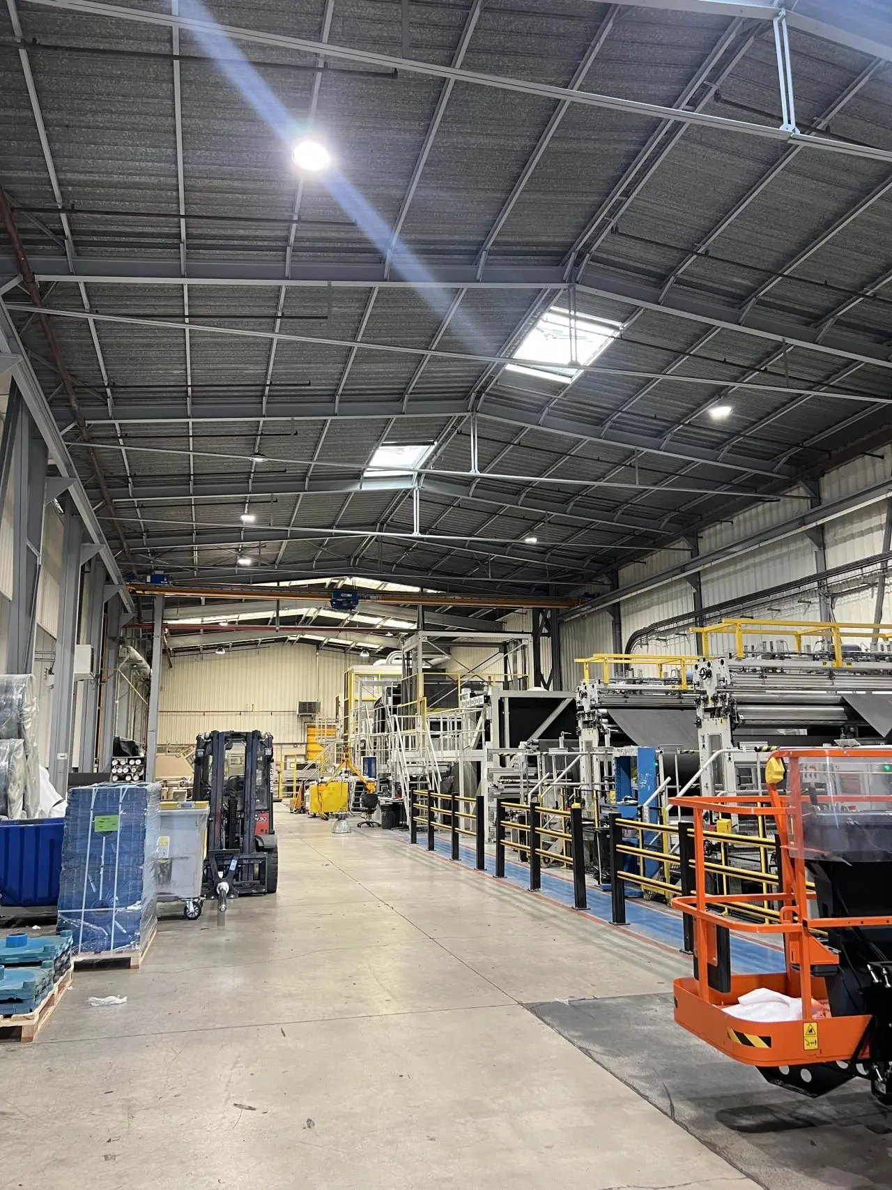 Zone de stockage du site Siplast à Loriol après rénovation de l’éclairage LED par BeeElec