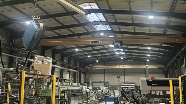 Atelier industriel SRCA après rénovation de l’éclairage LED par BeeElec