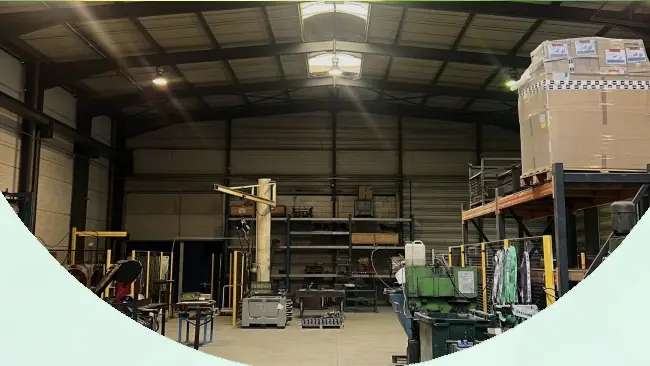Atelier SRCA avant remplacement des anciens luminaires industriels